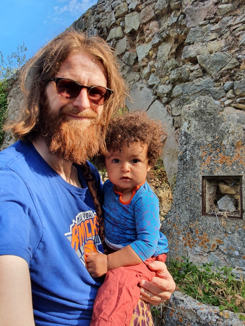 Selfie avec Siloë sorti du bébé portage